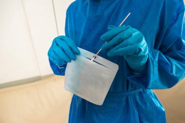 Acil servis doktorunun hastanedeki plastik torbaya çubuk sokması.