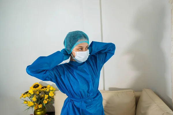Der Arzt Setzte Eine Maske Auf Krankenhausmaske — Stockfoto