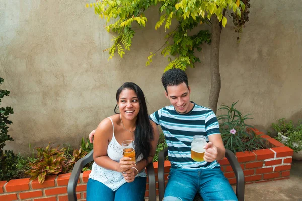 Jovem Casal Feliz Desfrutando Uma Cerveja Casa — Fotografia de Stock