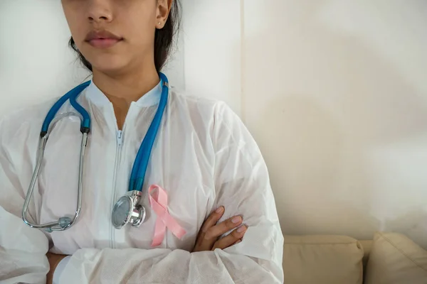 Médico Mostrando Cinta Rosa Para Apoyar Causa Del Cáncer Mama — Foto de Stock