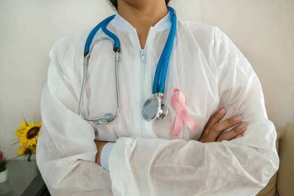 Ženský Lékař Růžovým Prsu Povědomí Stuha Zdravotní Péče Medicína Koncept — Stock fotografie