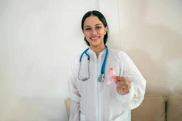 Ärztin Hält Rosa Schleife Für Brustkrebs Aufklärung Unklarer Hintergrund — Stockfoto