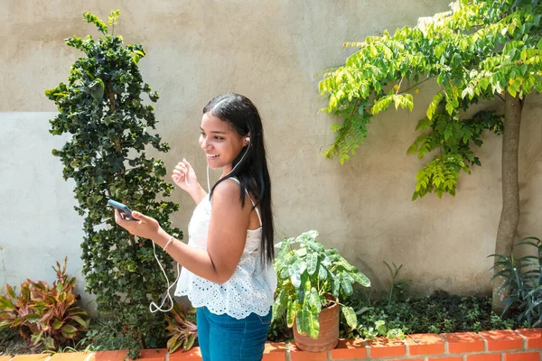 Mulher Ouvindo Música Seu Celular Dançando Seu Quintal — Fotografia de Stock