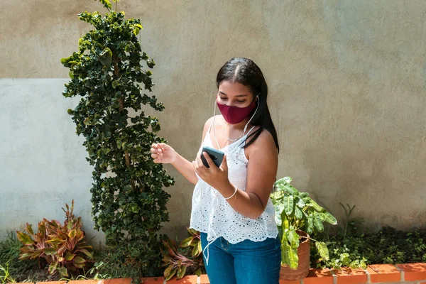 Mujer Joven Feliz Con Máscara Ropa Casual Teléfono Inteligente Mano — Foto de Stock