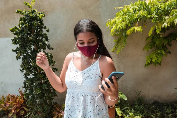 Femme Positive Avec Masque Smartphone Dansant Maison — Photo