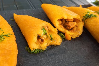 Ahşap bir yüzeyde Empanada 'lar. Yukardan bakıldığında kırsal ve zarif bir sunum.