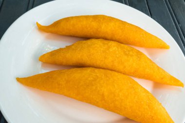 Tahta masada Kolombiya böreği