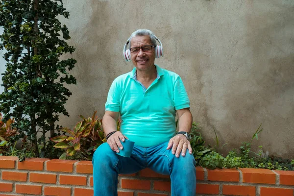 Homem Mais Velho Relaxando Casa — Fotografia de Stock