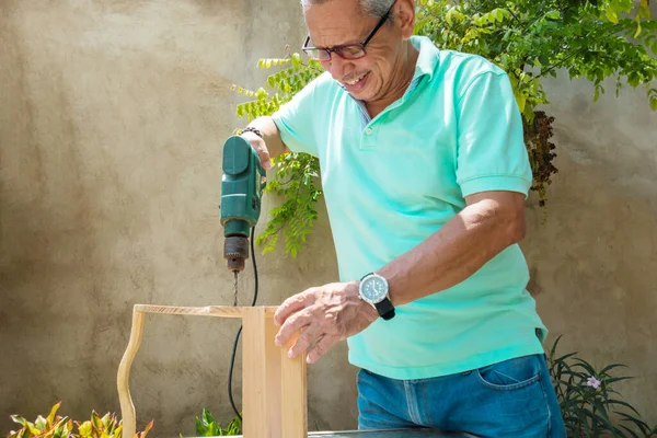 Homem Madeira Perfuração Quintal Uma Casa — Fotografia de Stock