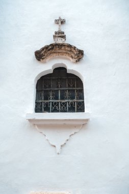 Duvarlarla çevrili Cartagena şehrinin koloni penceresi