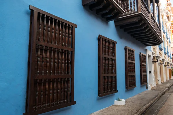 Régi Gyarmati Ablakok Egy Történelmi Kék Épületben Cartagenában Kolumbiában — Stock Fotó