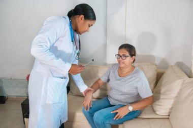 Doktor, nörolojik plastik çekiç kullanarak hastanın kol refleksi üzerinde nörolojik bir inceleme yapar ve hastalığın olup olmadığını kontrol eder.