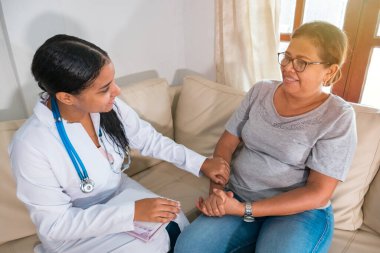 Kadın doktor hastalarından biriyle konuşuyor.