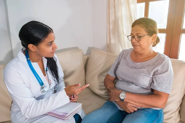 Médico Latino Explicando Diagnóstico Para Sua Paciente Sexo Feminino — Fotografia de Stock