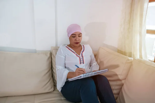 Göğüs kanseri olan bir kadın yazıyor.