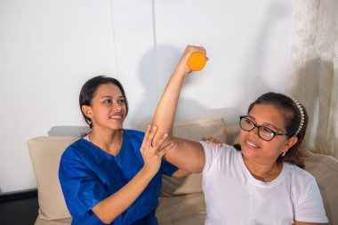 Rehabilitasyonda son sınıf bir kadınla çalışan bir fizyoterapist.