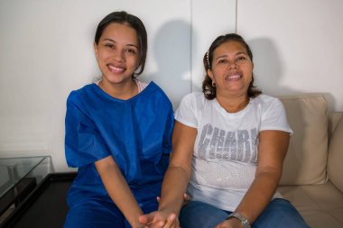 Muayene sırasında bir kadının yanında bir kadın fizyoterapist.