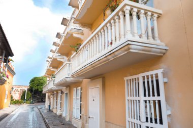 Cartagena, Kolombiya. 26 agosto 2020: Kartagena, Kolombiya 'da koloni balkonları