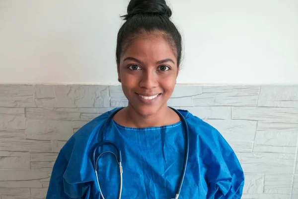 Afroamerikanische Krankenschwester Trägt Maske Blaue Uniform Blickt Die Kamera — Stockfoto