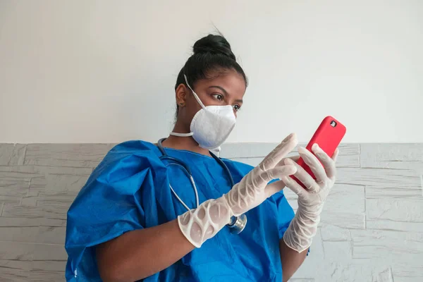 Schwarze Krankenschwester Checkt Ihre Nachrichten Handy Schwarze Krankenschwester — Stockfoto