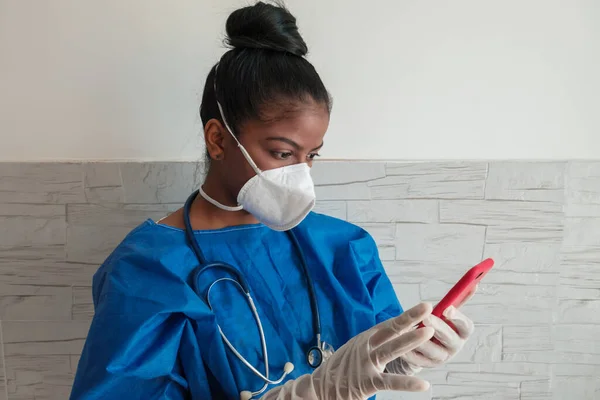 Eine Afroamerikanische Krankenschwester Checkt Ihr Handy Schwarze Krankenschwester — Stockfoto