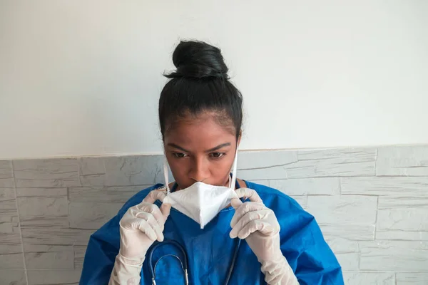 Eine Müde Afrikanische Schwester Mit Blauen Handschuhen Und Uniform Zieht — Stockfoto