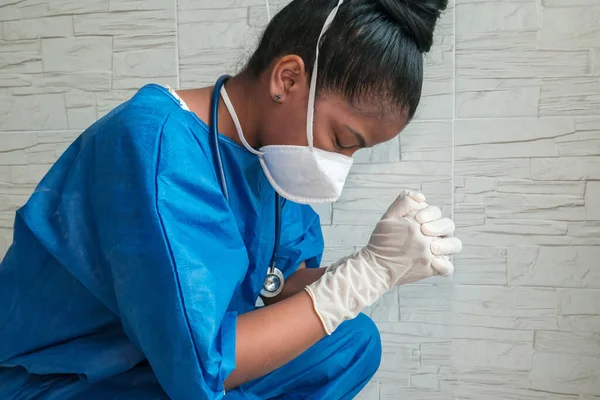 Eine Deprimierte Und Müde Afrikanische Krankenschwester Trägt Eine Maske Und — Stockfoto