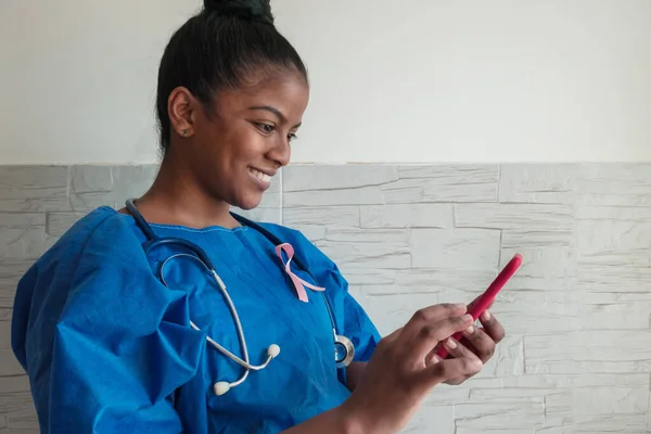 Schwarze Krankenschwester Checkt Ihre Nachrichten Handy Krankenhausmaske — Stockfoto