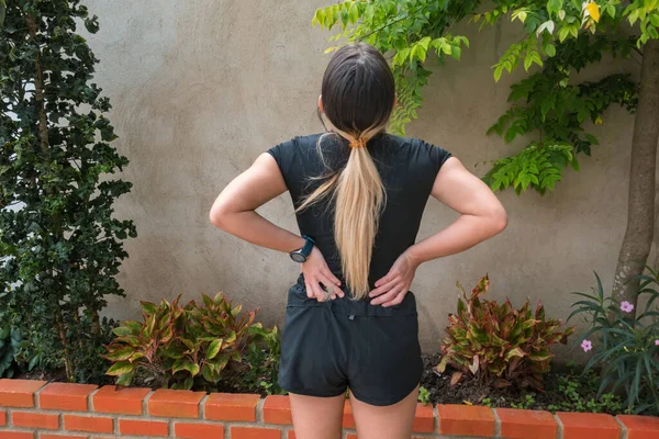 腰痛を持つ筋肉痛の女性 体の痛みの概念 — ストック写真