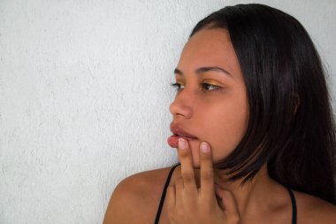 Beyaz arka planda poz veren genç bir modelin portresi.