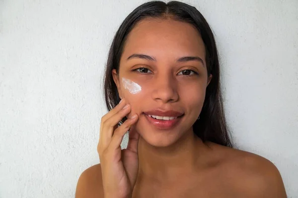 Mujer Con Maquillaje Natural Aplicando Crema Facial Hidratante Concepto Belleza — Foto de Stock