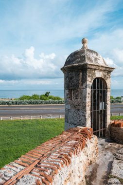 Şehir merkezini çevreleyen ünlü duvarın tepesinde ve plaj renklilerinin önünde Sentinel kulesi.