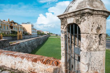 Deniz kenarındaki gözetleme kulesi.