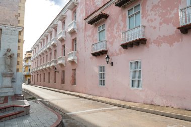 Kolombiya, Güney Amerika 'nın en ünlü sahil beldesi Cartagena' nın tarihi merkezinde kalabalık bir koloni tarzı cadde..