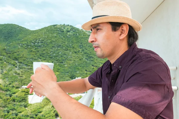 Hombre Latino Bebiendo Café Fumando Balcón Parado Detrás Una Montaña — Foto de Stock