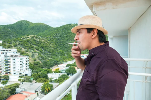 Hombre Está Pie Balcón Fumando Mirando Horizonte — Foto de Stock