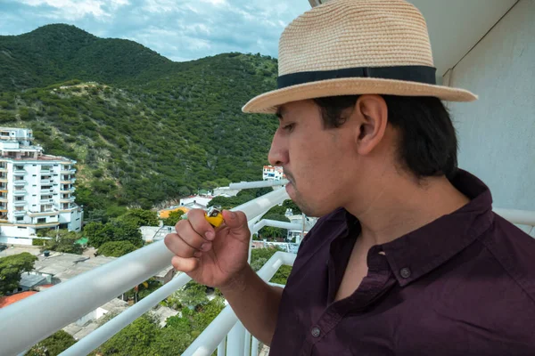Joven Con Una Camisa Encendiendo Cigarrillo Fumando Balcón — Foto de Stock