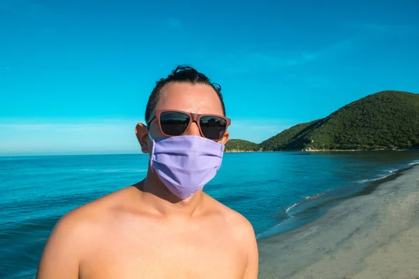 Hombre Con Gafas Sol Una Máscara Para Pandemia Playa — Foto de Stock