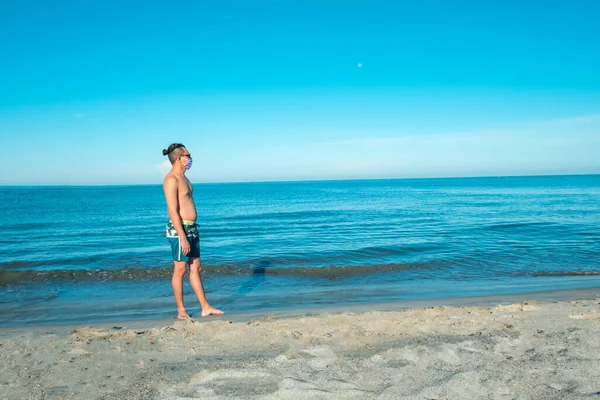 Szczęśliwy Młody Człowiek Okularach Przeciwsłonecznych Tropikalnej Plaży Masce Chirurgicznej Lecie — Zdjęcie stockowe