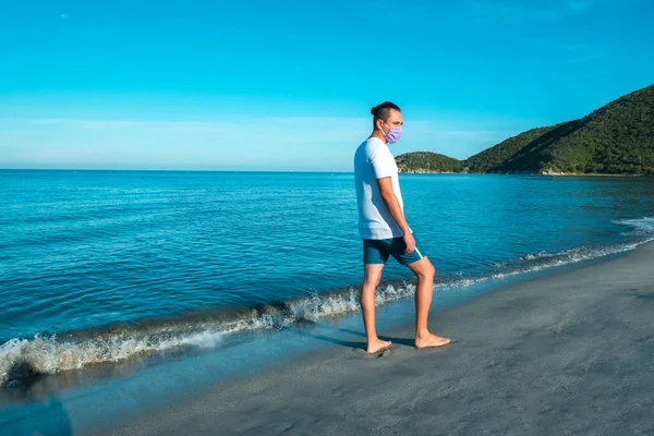 Hombre Enmascarado Caminando Por Playa Durante Pandemia Covid — Foto de Stock