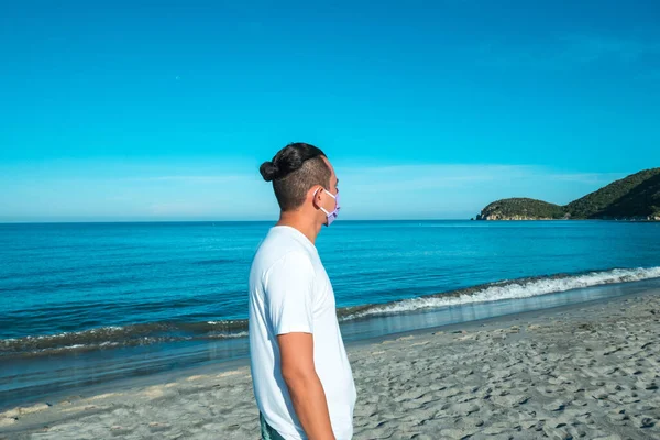 Hombre Durante Pandemia Coronavirus Playa Mirando Mar Con Una Máscara — Foto de Stock