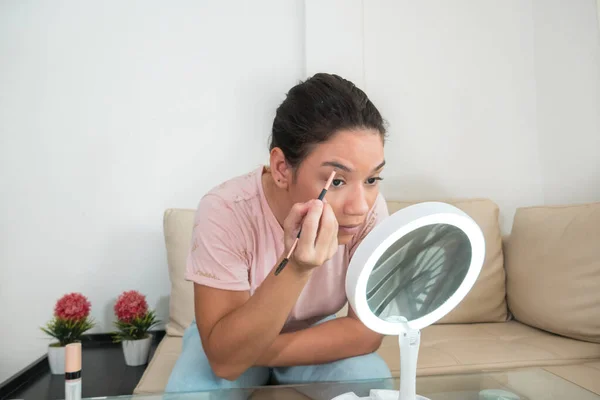 Retrato Una Hermosa Joven Con Cepillo Maquillaje — Foto de Stock