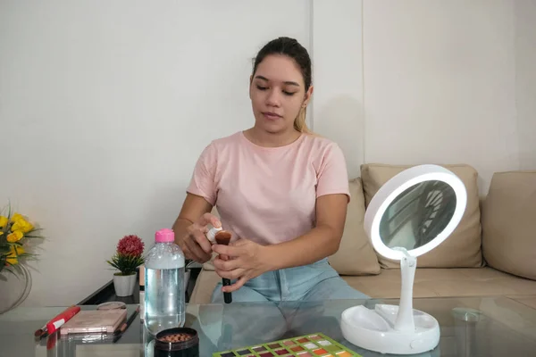 Girl Putting Makeup Living Room Cosmetics — Stock Photo, Image
