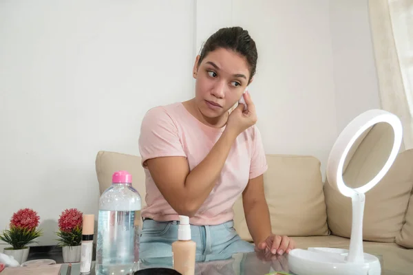 Mujer Quitándose Maquillaje Cara — Foto de Stock