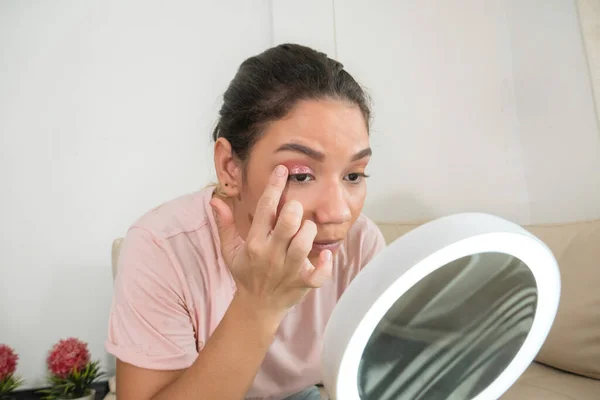 Una Mujer Mirándose Espejo Maquillándose — Foto de Stock