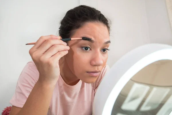 Hermosa Mujer Que Lleva Maquillaje Cerca Del Espejo — Foto de Stock