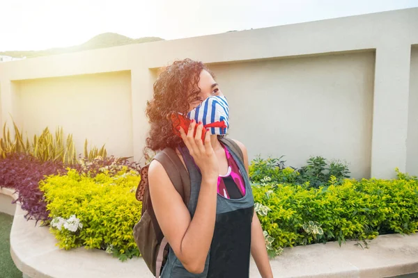 Mujer Atlética Con Una Máscara Facial Hablando Teléfono Celular Parque —  Fotos de Stock