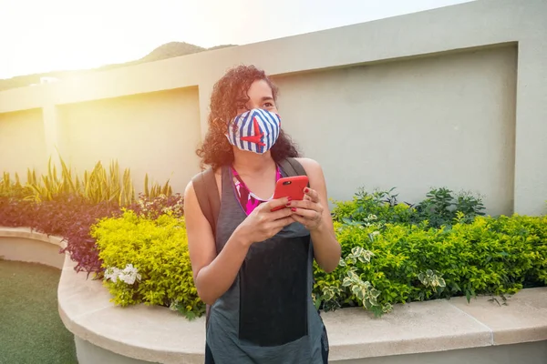 Femme Avec Masque Utilisant Son Smartphone — Photo