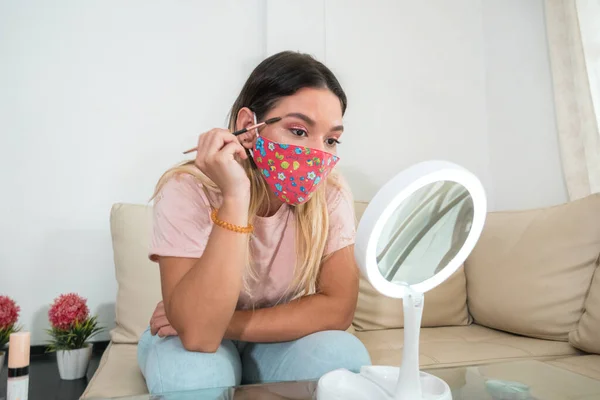 Maskeli Bir Kadın Aynanın Önünde Makyaj Yapıyor Kadın Maskeli Güzel — Stok fotoğraf