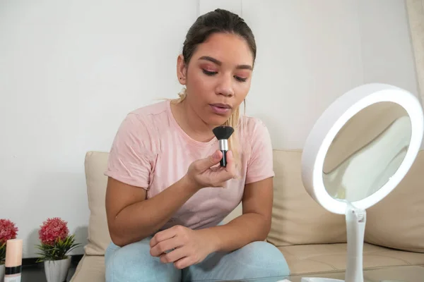 Maquillaje Facial Primer Plano Hermosa Joven Modelo Femenino Poner Rubor — Foto de Stock